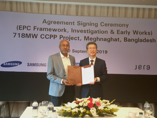 Reliance Bangladesh LNG & Power Limited의 CEO Mr.Ranjan Lohar와 삼성물산 건설부문 오세철 부사장(플랜트사업부장)이 계약 체결 후 기념사진을 촬영하고 있다. <삼성물산 제공>